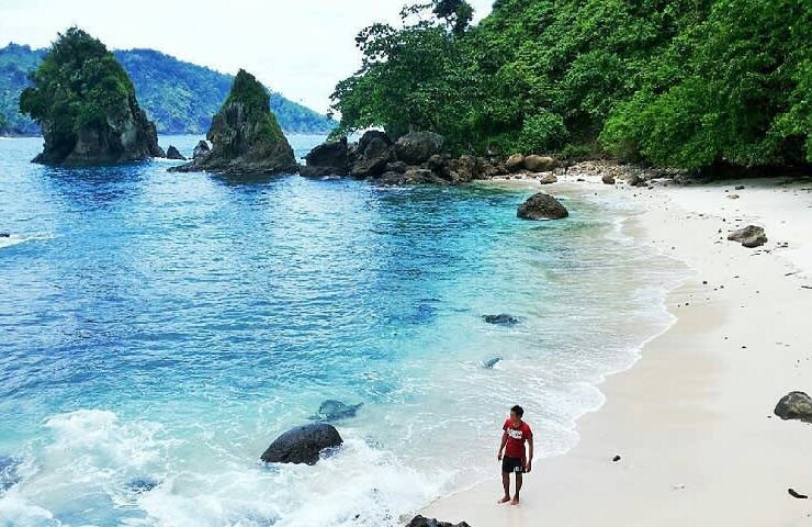 Pantai di Kebumen: Pesona Alam Selatan Jawa yang Masih Alami